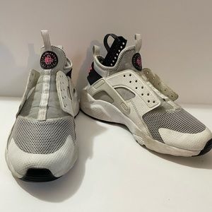 Women’s huarache running sneaker